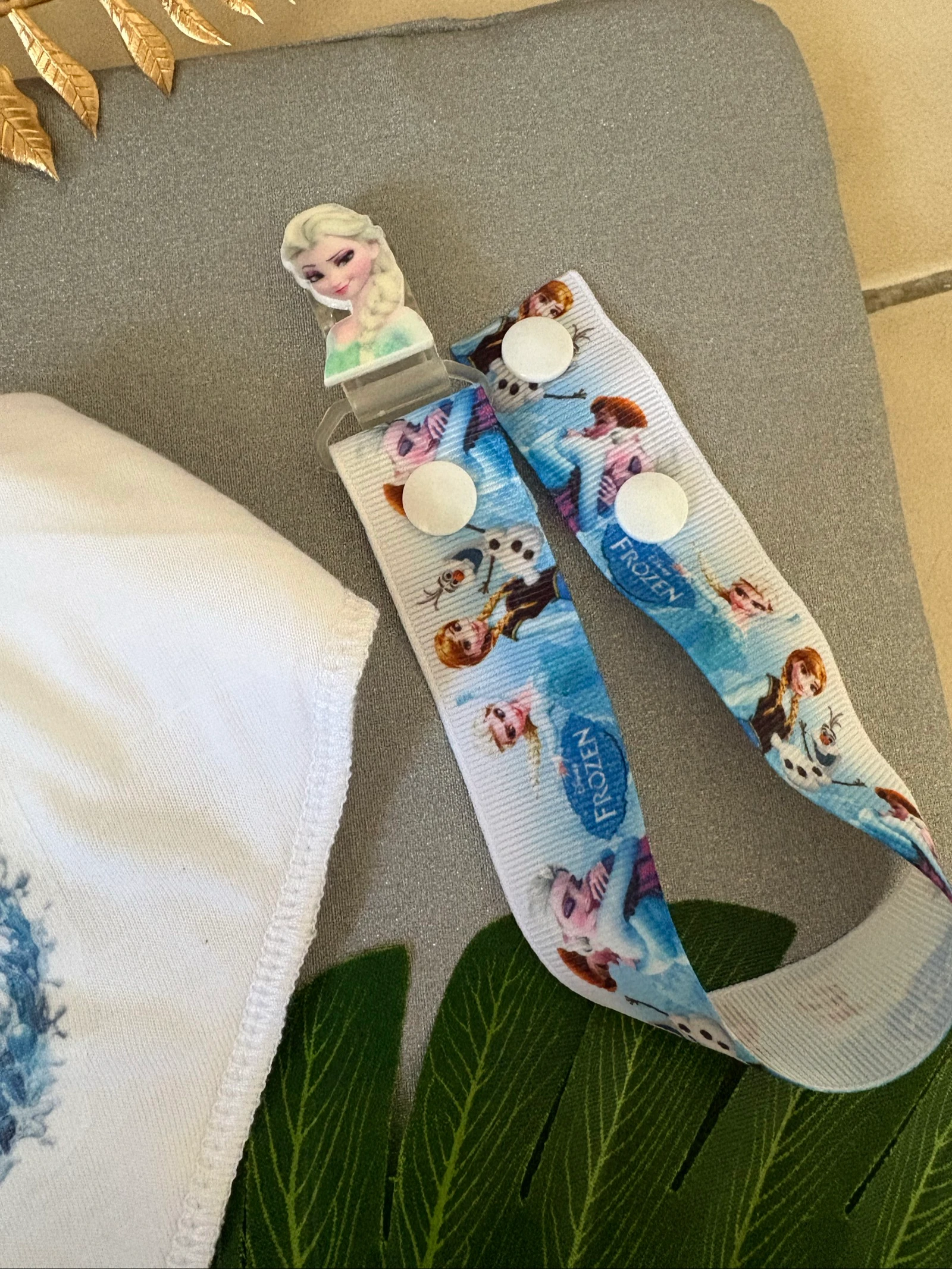 Disney Frozen Baby Set – Bib + Elsa Pacifier Clip – photo 3